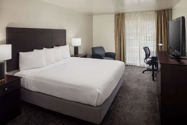 غرفة بسرير كينج، Wyndham Tucson Airport & Conference Center 1/3