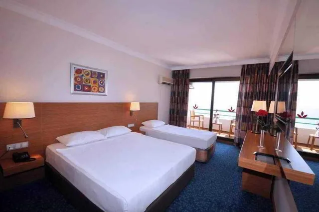 غرفة قياسية بسرير مزدوج وسرير فردي بإطلالة على البحر، Grand Efe Hotel 2/6
