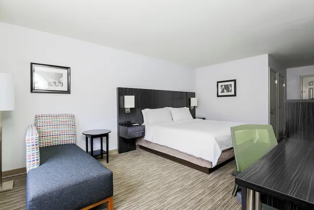 غرفة قياسية بسرير كينج لذوي الإعاقة، Holiday Inn Express Lancaster 2/6