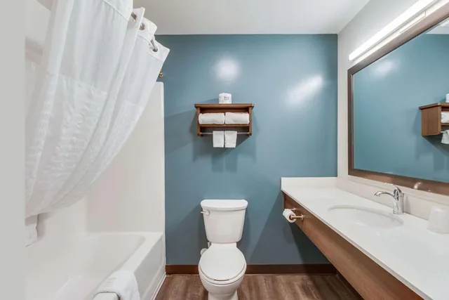 غرفة بسرير كوين مع أريكة بحوض استحمام لذوي الإعاقة، WoodSpring Suites Bakersfield Airport 4/5
