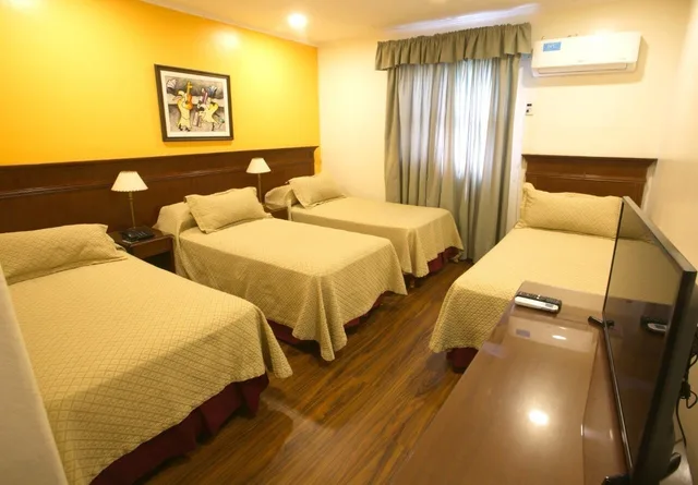 غرفة قياسية رباعية بأربعة أسرّة، Ritz Hotel Mendoza 4/5