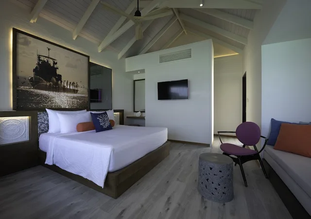 Water Villa, King Bed، OBLU XPErience Ailafushi 2/2