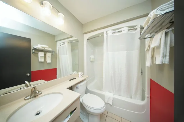 Efficiency, 2 Double Beds، Super 8 By Wyndham Kingston 9/10