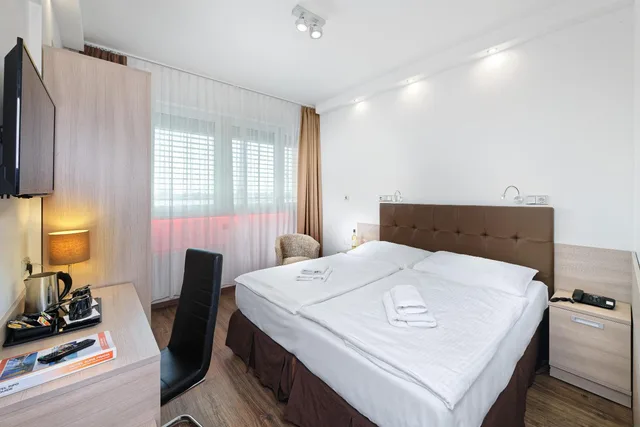 Deluxe, Queen Bed, Pool Access، Hotel Aura Design & Garden Pool 1/1