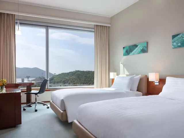 غرفة سوبيريور بسريرين منفصلين، Novotel Citygate Hotel Hong Kong 3/8