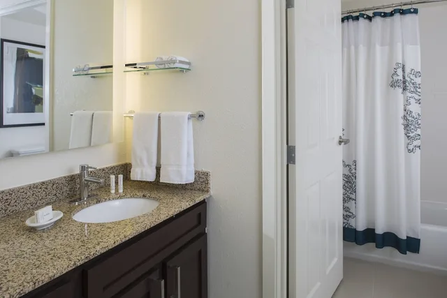 جناح بسرير كينج بغرفة نوم واحدة مع أريكة، Residence Inn New Orleans Metairie 7/9