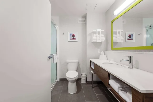 غرفة بسرير كينج مع أريكة بمطبخ صغير، Hampton Inn Front Royal 9/10
