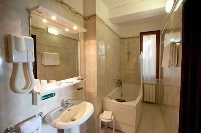 غرفة كلاسيكية عائلية بسرير مزدوج وسريرين منفصلين، Hotel San Luca 1/4