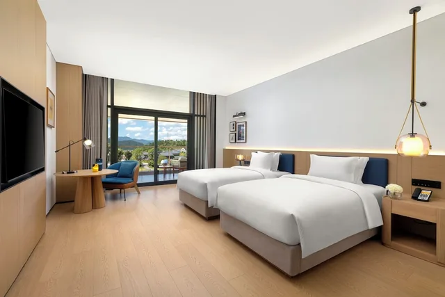 غرفة قياسية بسريرين منفصلين بشرفة، voco Wugong Mountain Jiangxi by IHG 1/2