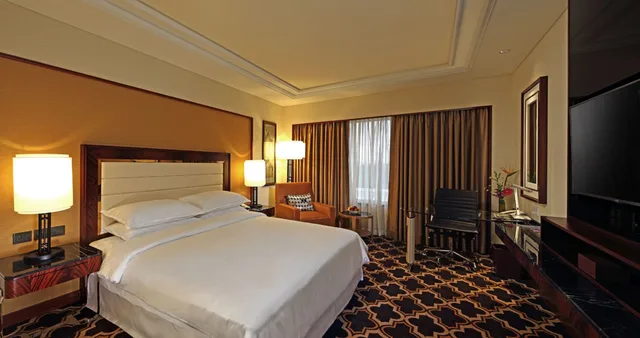 غرفة كلوب بسرير كينج، Sheraton Grand Pune Bund Garden Hotel 7/10