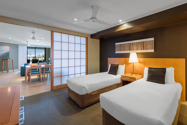 2 Bedroom Ocean View, Oaks Hervey Bay Resort and Spa 1/3