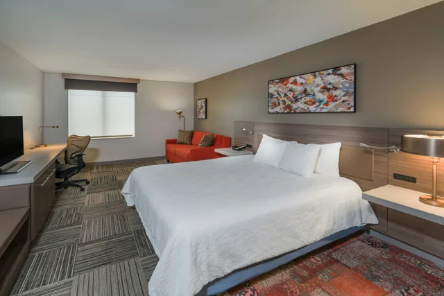 غرفة بسرير كينج مع أريكة، Hilton Garden Inn Syracuse 3/3