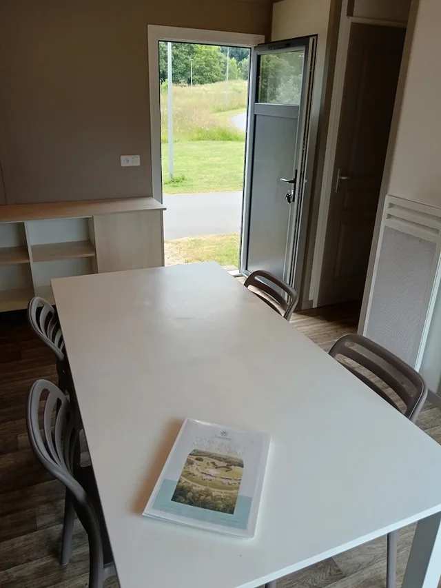 2 Bedrooms, Superior, Cottage, Queen and Twin Beds, Partial Lake View, Sofa، Terres de France Le Domaine Du Moulin Neuf 7/8