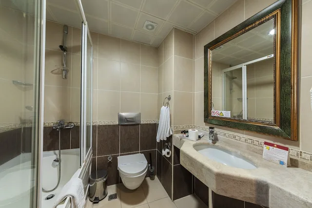 غرفة بسرير مزدوج وسرير فردي بإطلالة جزئية على البحر، Kaya Maris Hotel 6/6