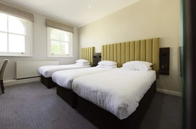 غرفة رباعية بسرير مزدوج وسريرين منفصلين، GARDEN COURT HOTEL 3/6