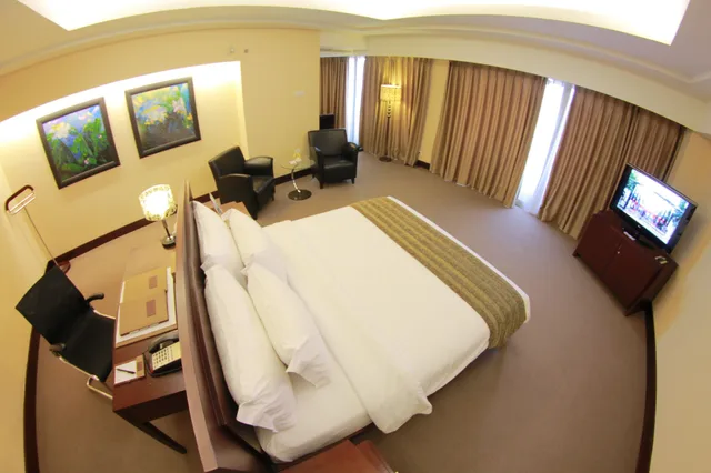 Armani, Suite, King Bed، Merlynn Park Hotel 1/8