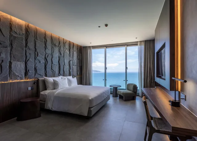 Deluxe, Double Bed, Ocean Front, Bathtub، M Hotel Danang 1/1