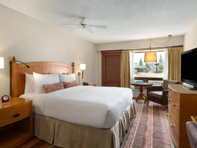 Fairmont, King Bed, Patio، Fairmont Jasper Park Lodge 1/4