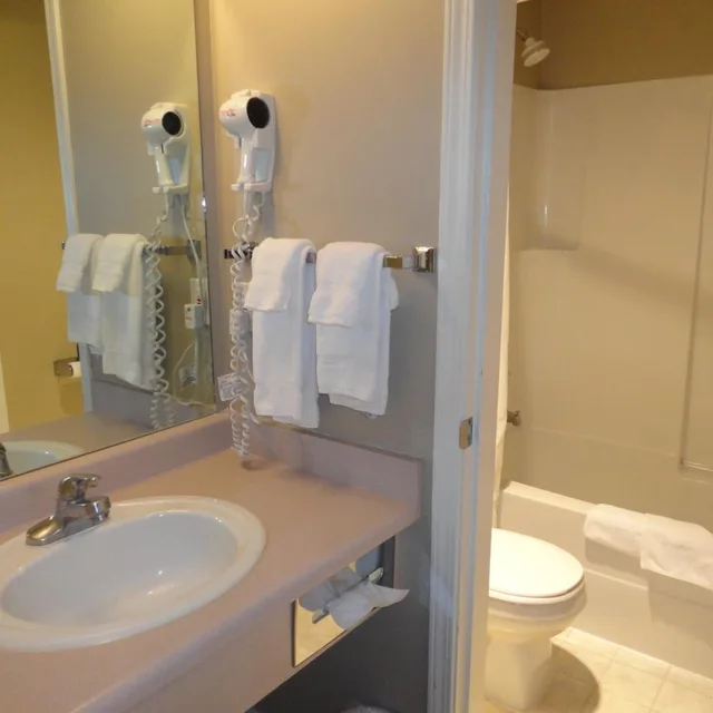 جناح بسريرين كوين بغرفتي نوم، Super 8 By Wyndham West Kelowna Bc 6/6