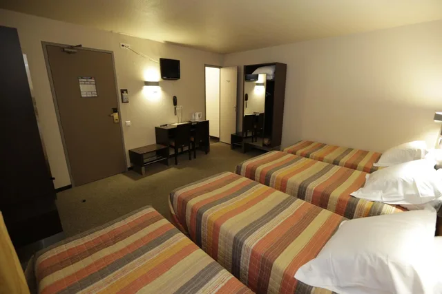 غرفة رباعية، Hotel Au Petit Caporal 1/9