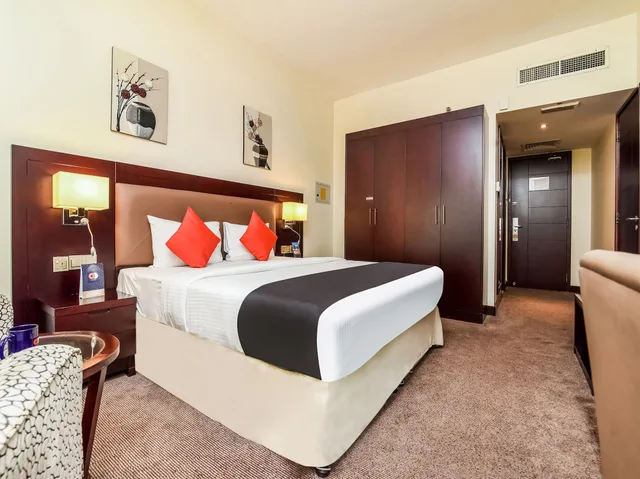 Deluxe, King Bed, Landmark Summit Hotel 2/7