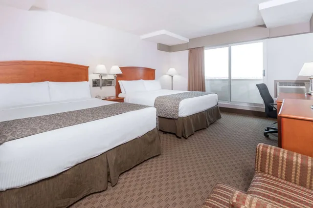 غرفة ديلوكس بسريرين كوين بشرفة، Ramada By Wyndham Edmonton South 1/6