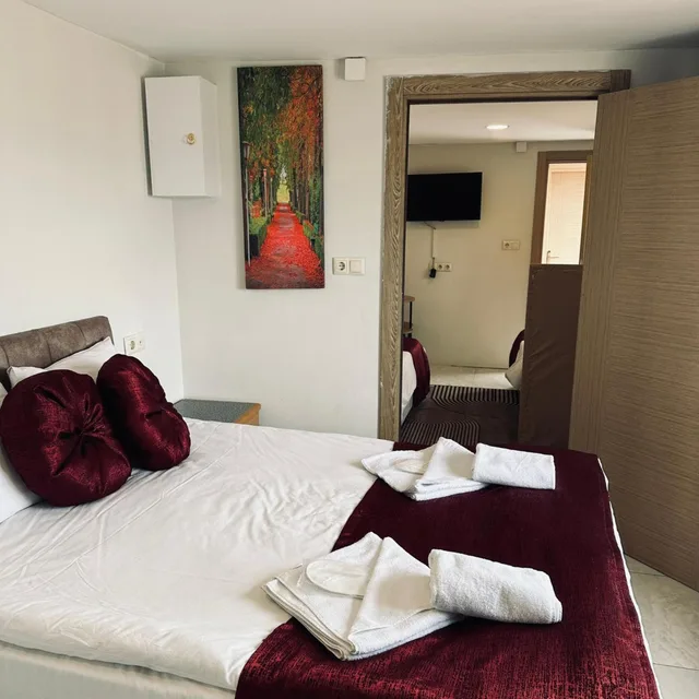 غرفة رباعية بسرير مزدوج وسرير فردي مع أريكة، Hotel Malkoc 1/2