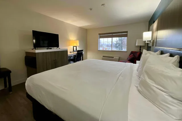 Junior Suite, King Bed, Baymont by Wyndham Kent/Seattle 1/4