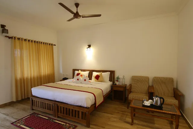 غرفة بسرير مزدوج بشرفة، Dew Drops Farm Resorts 3/3