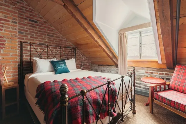 Superior, Queen Bed, Attic، Auberge Place D Armes 2/7