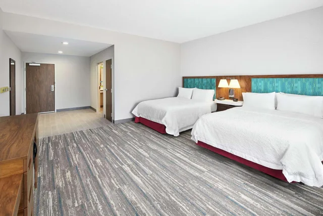 غرفة بسريرين كوين بحوض استحمام لذوي الإعاقة، Hampton Inn Odessa Trinity 1/3