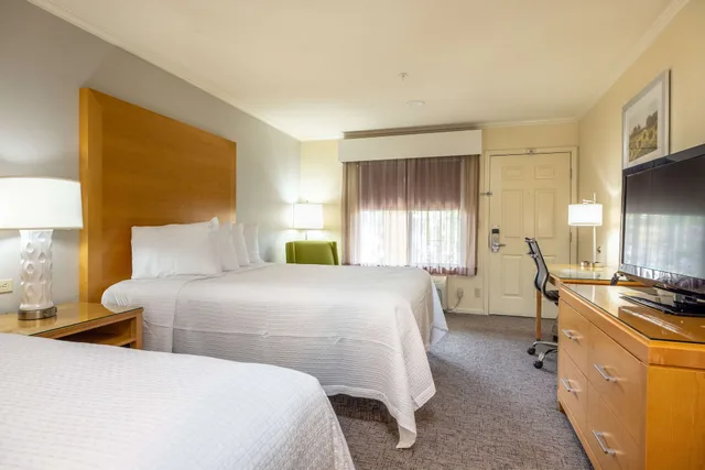 Standard, 2 Queen Beds, Exterior Entrance، Best Western Plus Dixon Davis 5/8