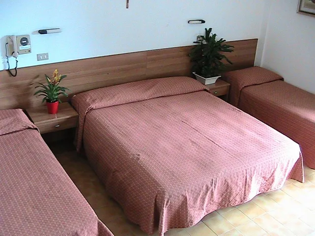 غرفة رباعية، Hotel Universo 1/3
