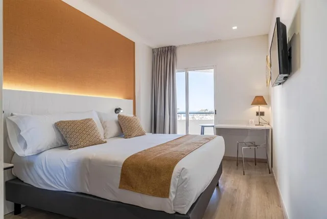 غرفة ديلوكس عائلية بسرير كوين بإطلالة على البحر مع أريكة، Ramada Resort by Wyndham Puerto de Mazarron 2/3