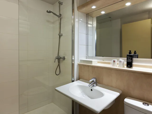 غرفة قياسية بسريرين منفصلين، Greet Hotel Villeneuve La Garenne 6/8
