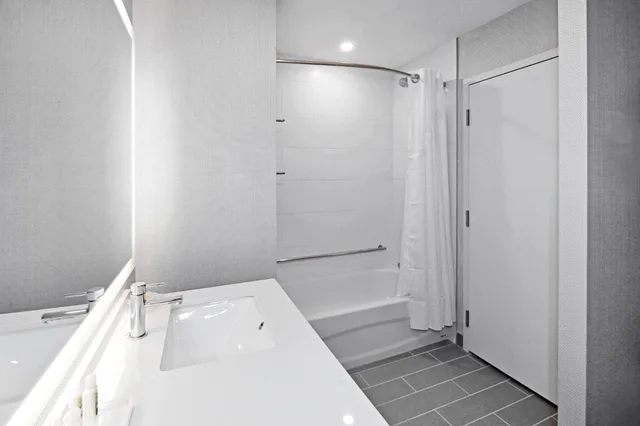 غرفة قياسية بسرير كينج وسريرين كوين، Holiday Inn & Suites Calgary Airport North 8/10