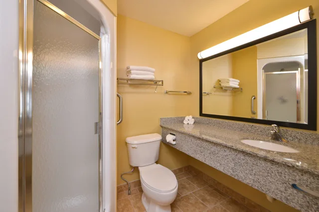جناح بسرير كينج بحوض جاكوزي، Best Western Plus New England Inn & Suites 10/10