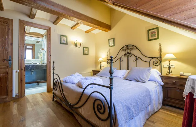 2 Bedrooms, Family Suite, Tower, King and Twin Beds, Hot Tub، Ciria 2/3