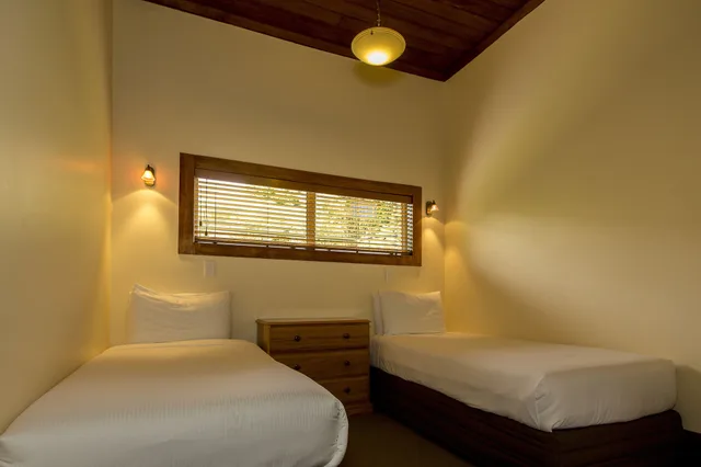 كوخ بسرير كينج وسرير كوين وسريرين منفصلين، Powderhorn Chateau 8/10