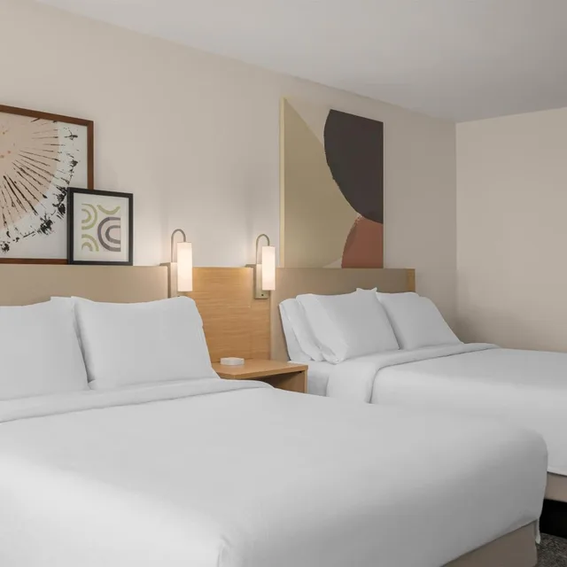 غرفة بسرير كينج وسريرين كوين، Spark by Hilton Seattle Airport 1/10