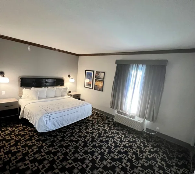 غرفة بسرير كينج وسرير كوين بحوض استحمام لذوي الإعاقة، La Quinta Inn & Suites by Wyndham Big Spring 2/5