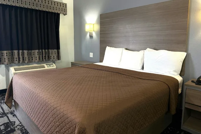 غرفة بسرير كينج بمطبخ صغير للمدخنين، Hotel Royale IAH Airport North Houston I-45 1/7