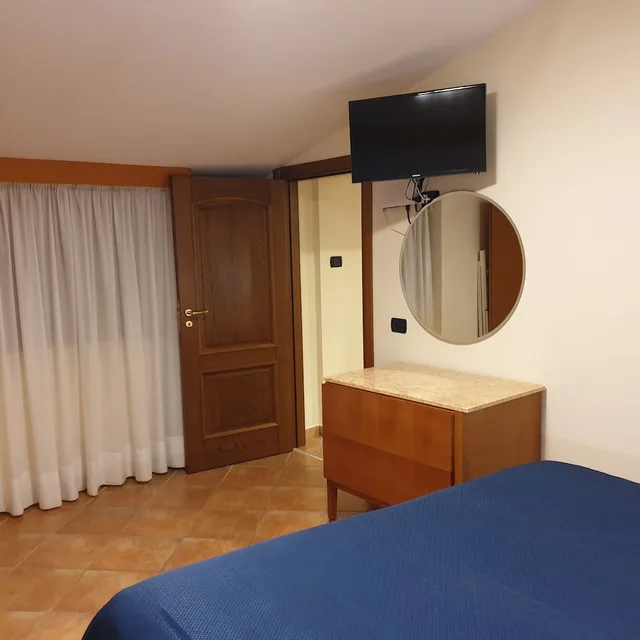 شقة ديلوكس بسرير كينج وسرير كوين بإطلالة على البحر بشرفة بغرفتي نوم مع أريكة، RESIDENCE L INCANTO 5/9