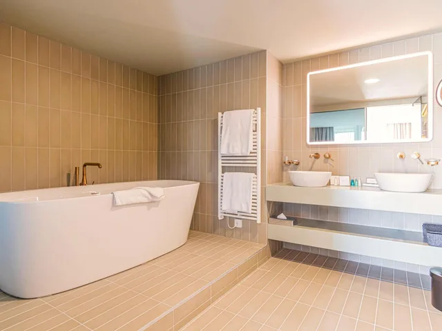 جناح بانورامي بسرير كينج بشرفة بإطلالة، Swissotel Kursaal Bern 5/9