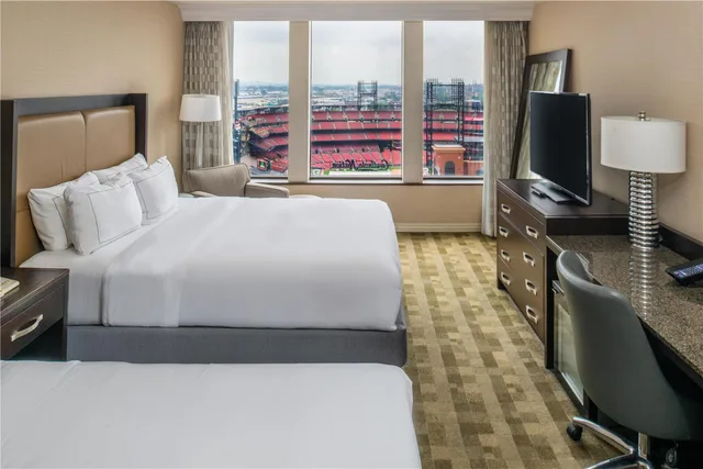 غرفة بسريرين كوين بإطلالة في طابق مرتفع، Hilton St. Louis at the Ballpark 2/2