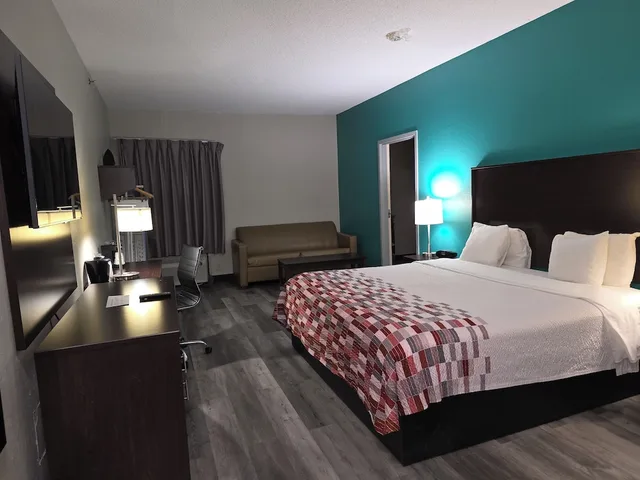 غرفة بسرير كينج بحوض جاكوزي، Sonesta Essential Ames 1/2
