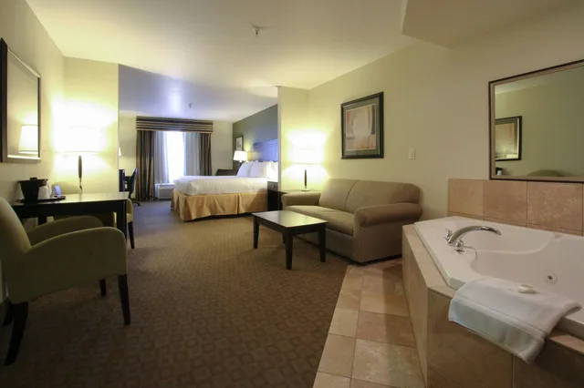 جناح بسرير كينج بجاكوزي، Greentree Inn Suites Florence 4/4
