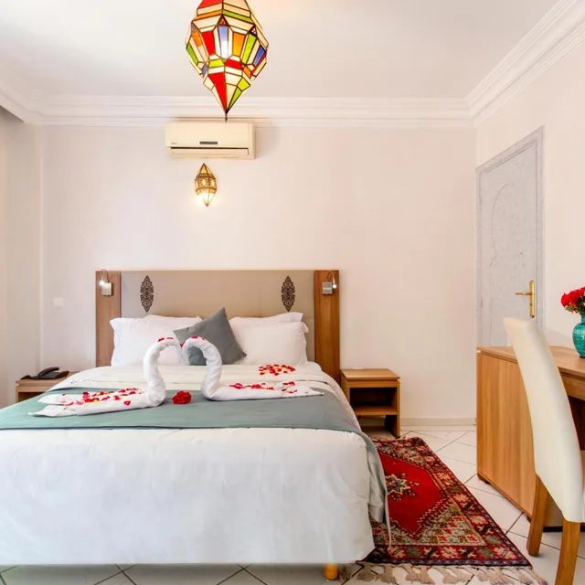 جناح جونيور، Akabar Hotel 1/4