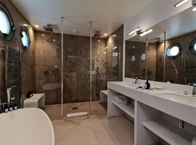 جناح بسرير كينج بإطلالة على البحر، Hotel Les Roches Blanches 3/4