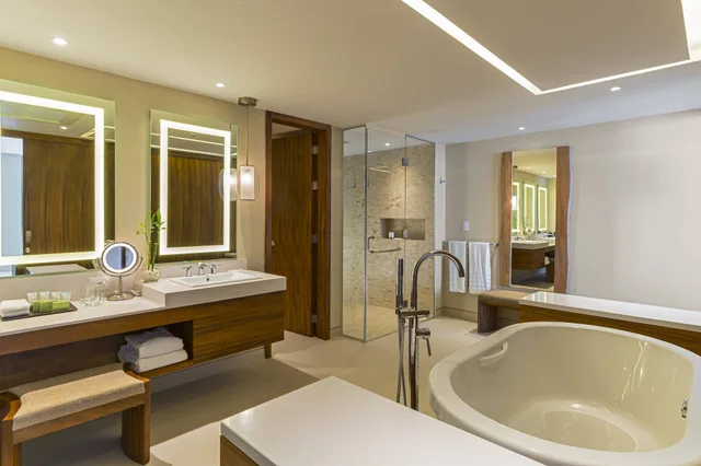جناح رئاسي بسرير مزدوج بإطلالة على البحر بغرفة نوم واحدة، The Westin Cozumel 3/6